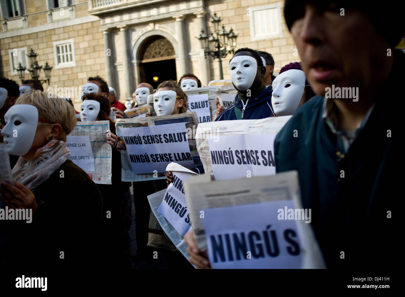 Barcelone, Espagne. 21 novembre, 2013. 24 novembre prochain est la Journée internationale des sans-abri. Dans le cadre de la campagne 'Personne ne sans la santé. Personne ne sans maison" promu par diverses organisations sociales a accompli un acte de protestation à Barcelone où plusieurs personnes masquées, des militants et des sans-abri, ont affiché des banderoles exigeant et santé accueil pour tout le monde. En Espagne, la crise économique a accru le nombre de personnes qui sont sans abri et dans le besoin de soutien social. Crédit : Jordi Boixareu/Alamy Live News Banque D'Images