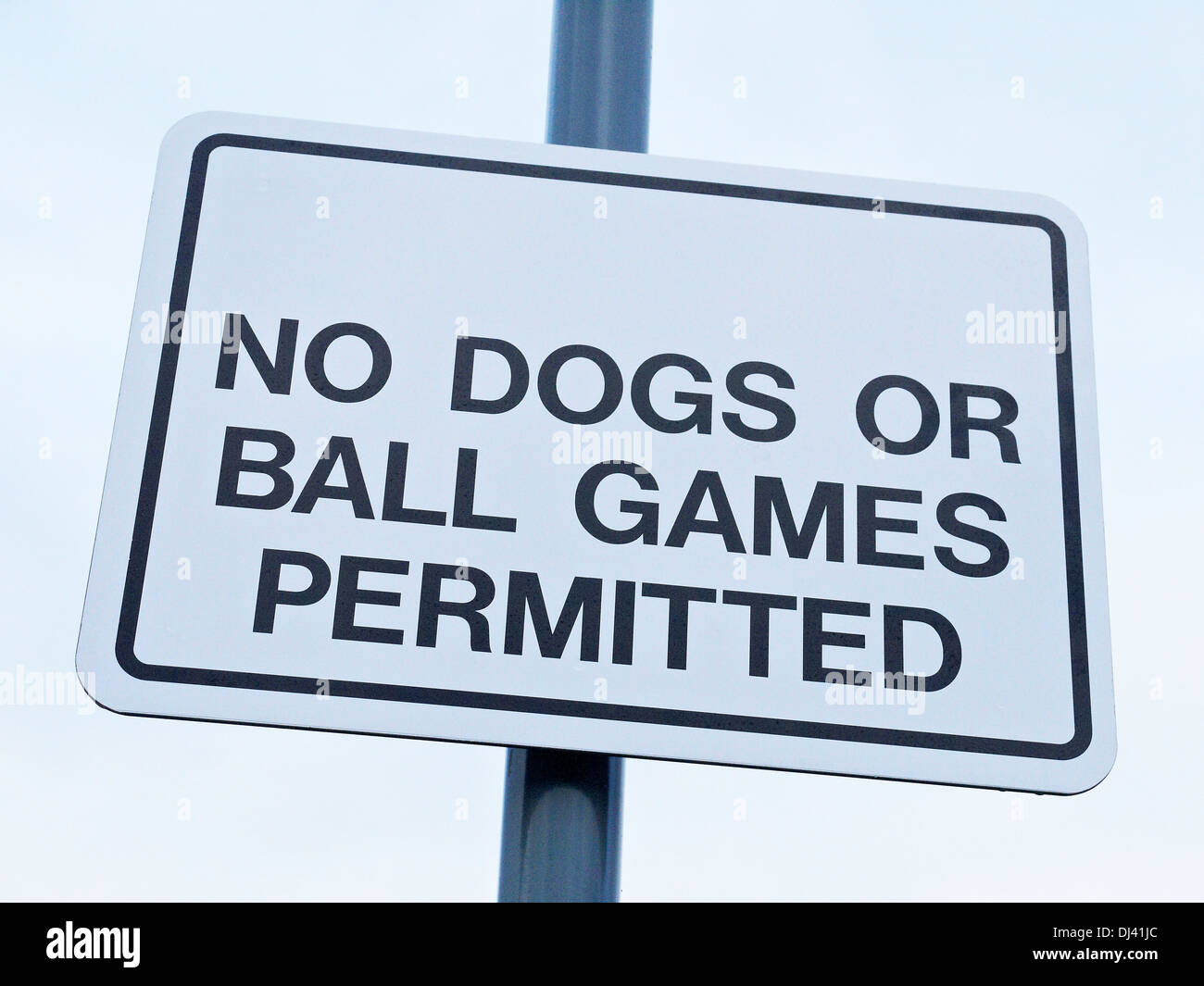 Pas de chiens ou de ballon autorisé signer UK Banque D'Images