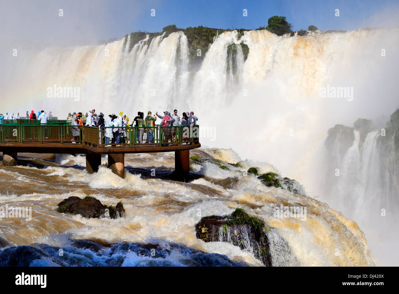 Le Brésil, le Parc National d'Iguaçu : les touristes appréciant les volumes d'eau record de l'Iguassu Falls Banque D'Images