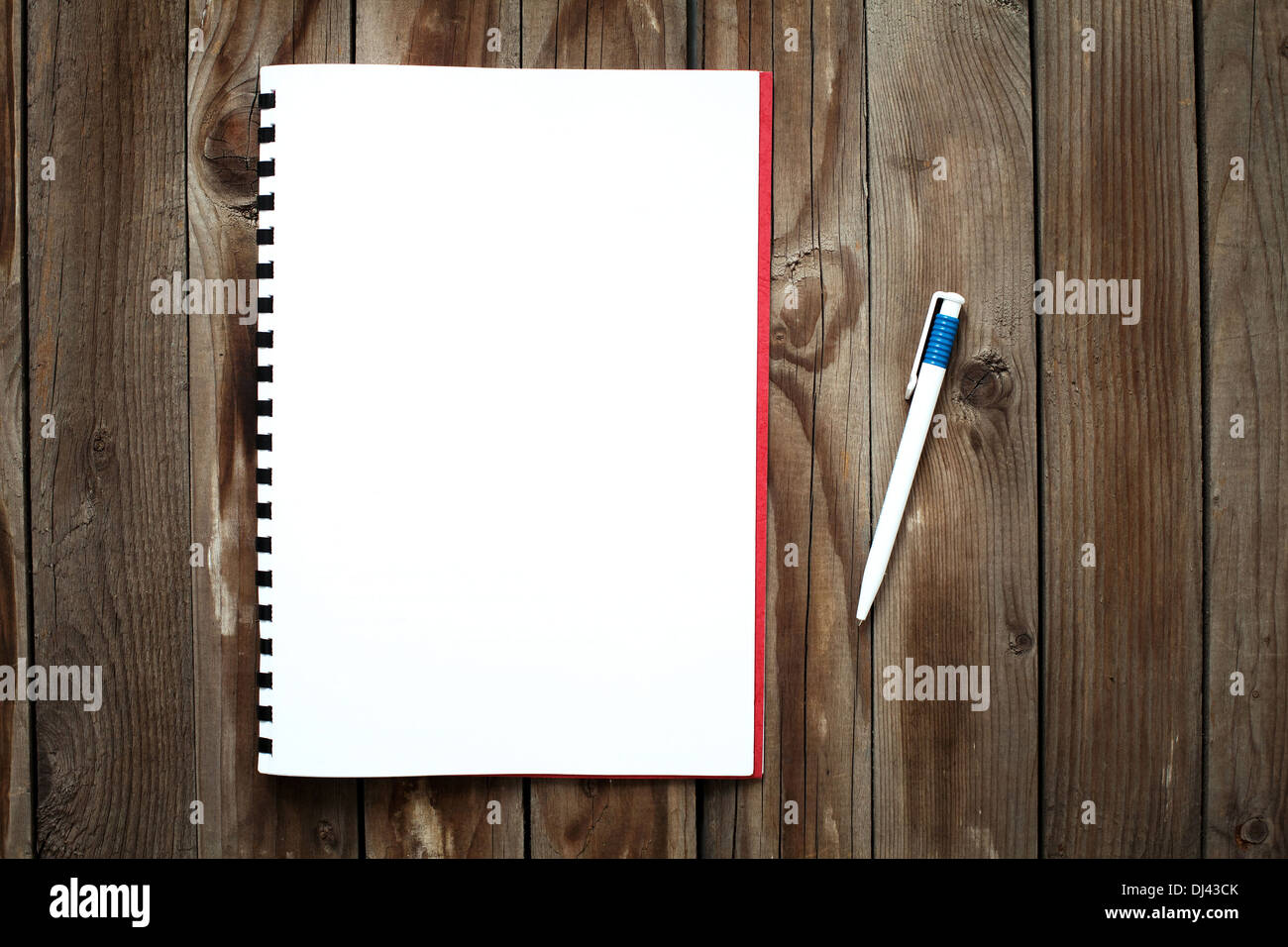 Livre blanc sur la table en bois Banque D'Images