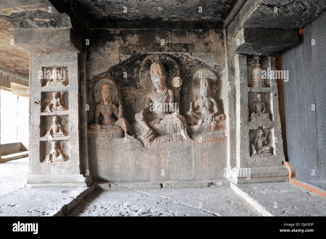 Cave 12 : Avalokitesvara, Tara et Bhrikuti Premier étage. Les grottes d'Ellora, Aurangabad, Maharashtra, Inde Banque D'Images