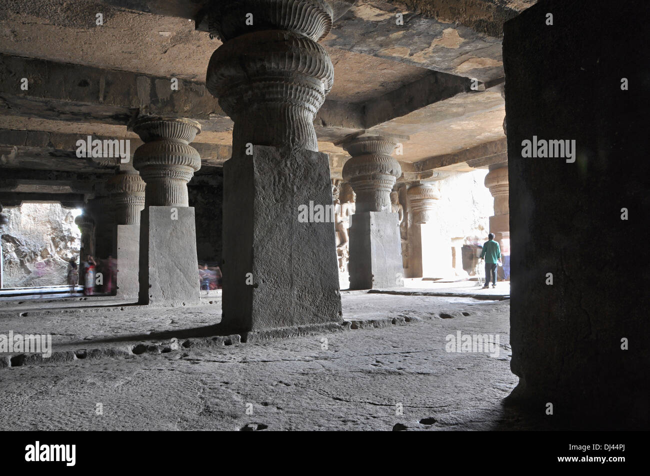 Cave 29 : Hall Vue. Les piliers sont les arbres carrés avec massive et des coussins en capitales. Les grottes d'Ellora, Aurangabad, Maharashtra, Inde Banque D'Images