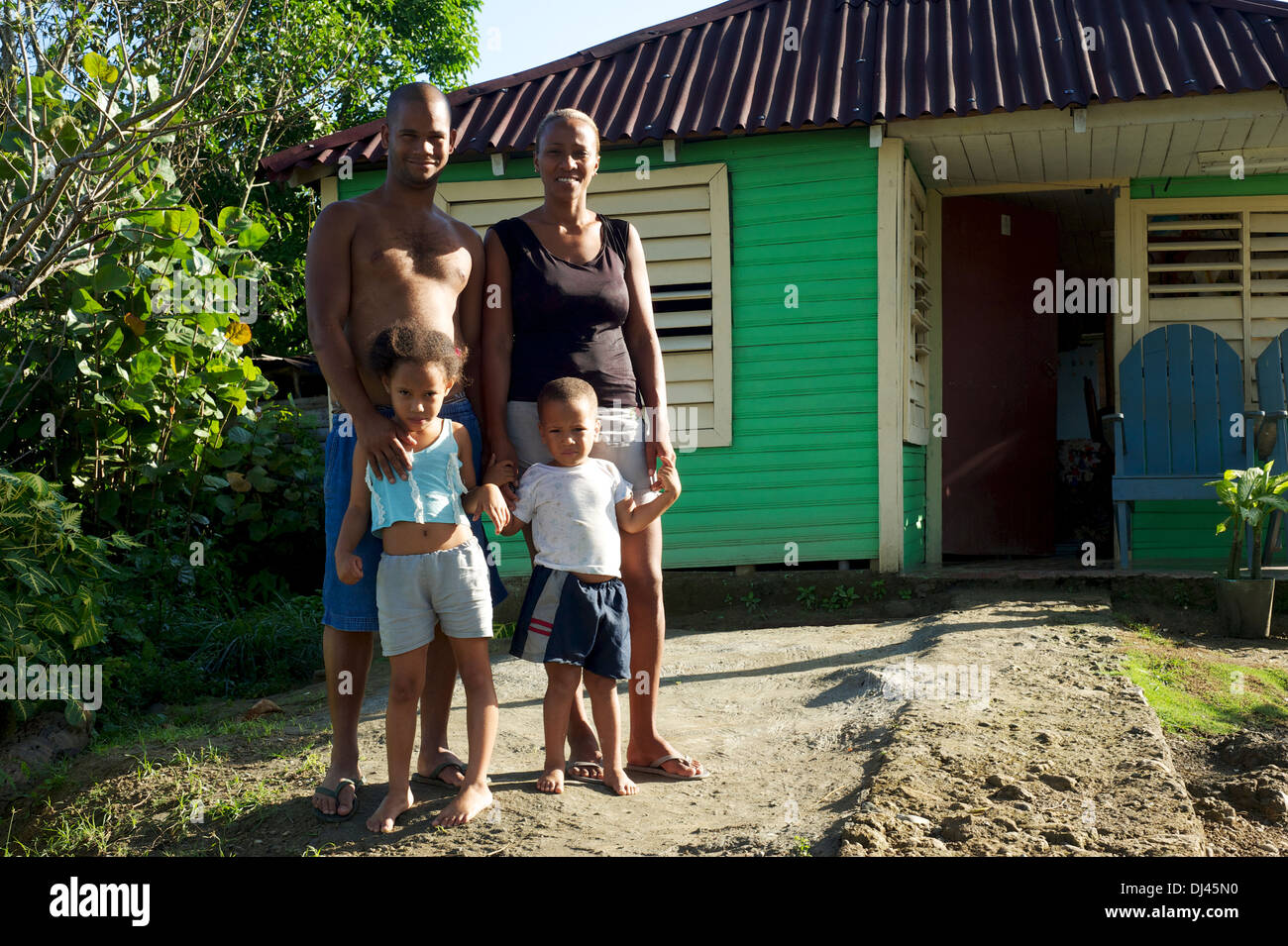 Famille cubaine rurale, Baracoa, Cuba Banque D'Images