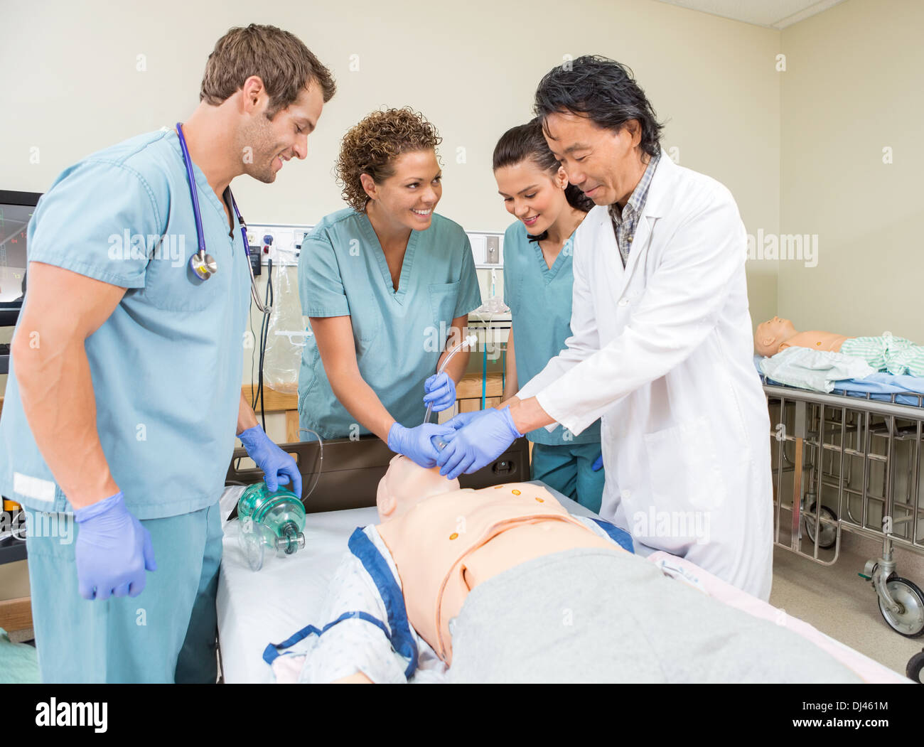 L'équipe médicale dans le tube de réglage de la bouche du patient factice Banque D'Images