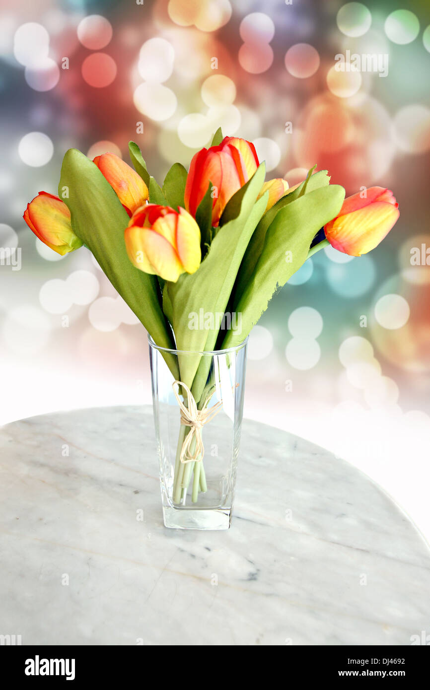 Tulipes jaunes sur la table et magnifique fond jaune. Banque D'Images
