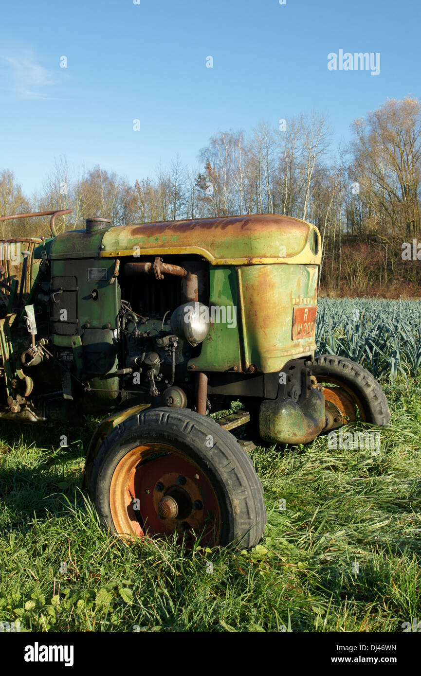 vieux tracteur Banque D'Images