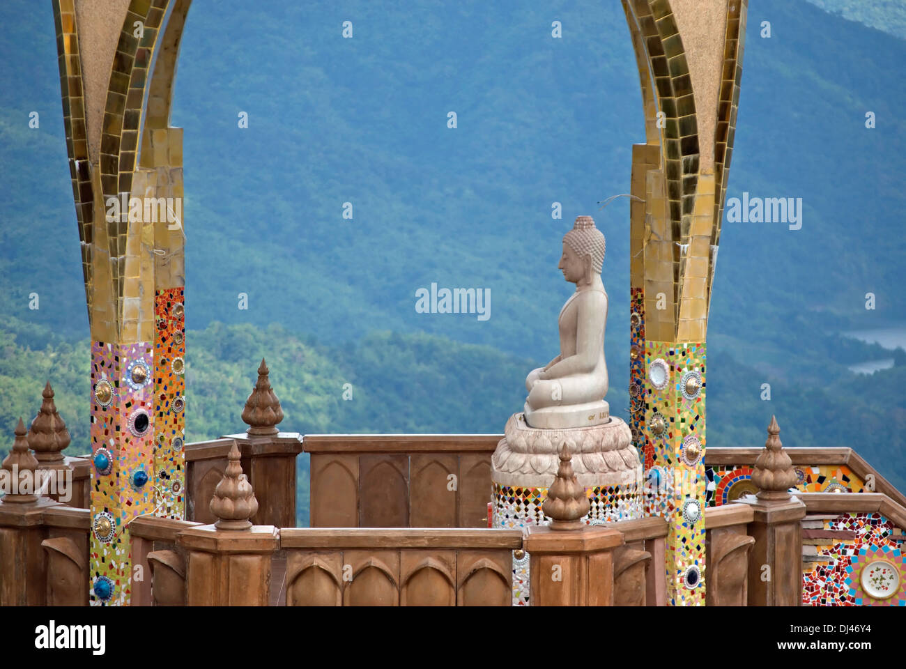 L'image de Bouddha au Wat Phra That pha kaew, ou temple sur une falaise de verre, un monastère bouddhiste à Khao Kho, phetchabun, Thaïlande Banque D'Images