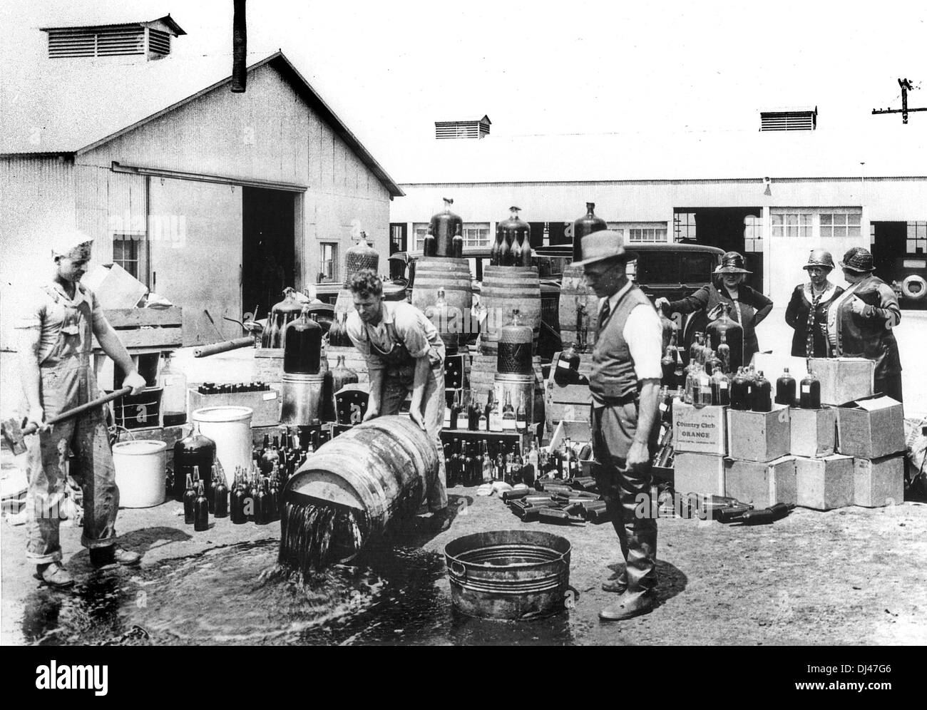 La destruction de l'alcool pendant la prohibition, l'Amérique Banque D'Images