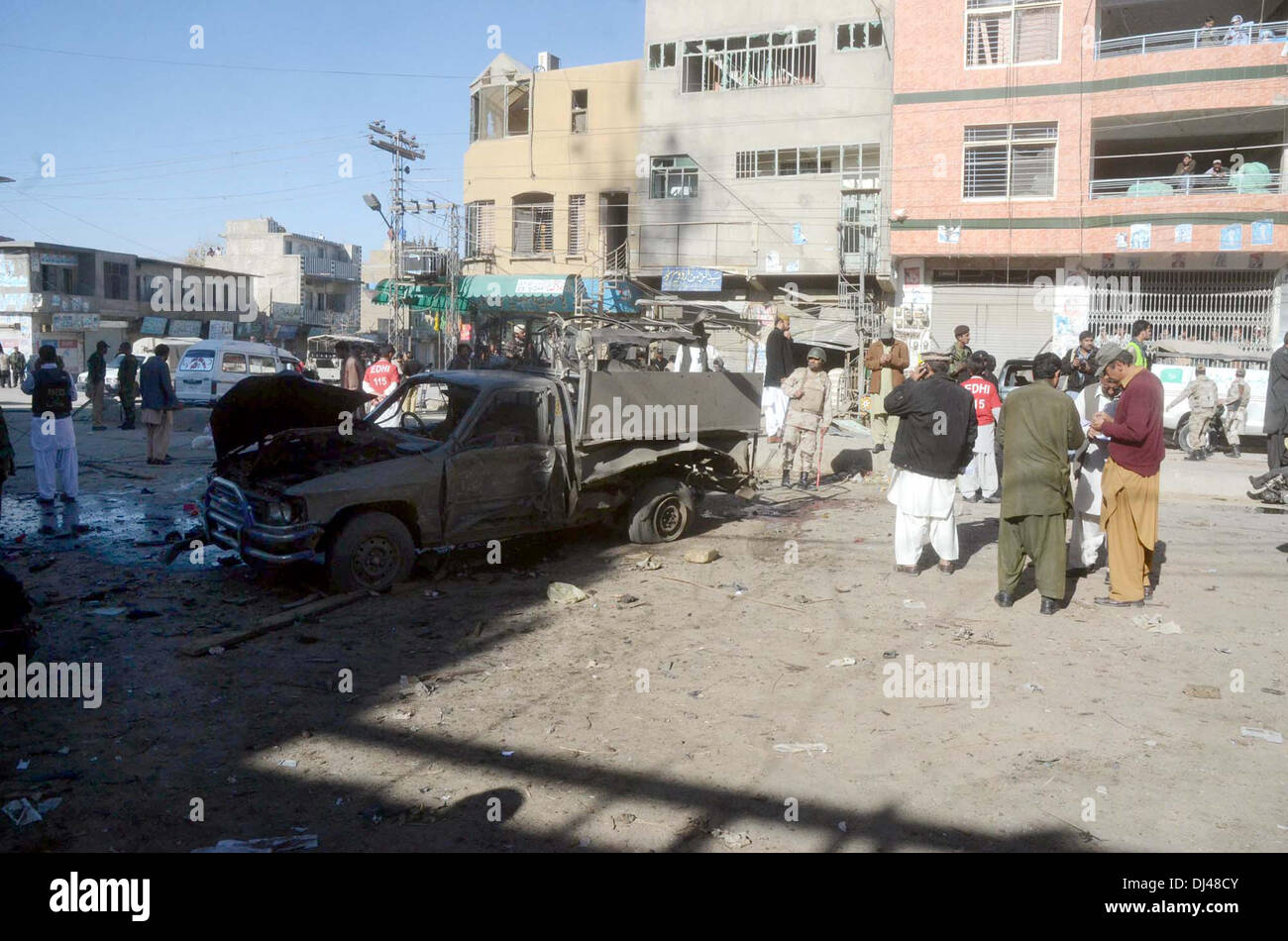 Les responsables de la sécurité et de secours se retrouvent au site après une puissante explosion a eu lieu près de Sarki Road à Quetta, le jeudi 21 novembre, 2013. Au moins cinq personnes, dont un policier et un enfant ont été tués dans une explosion qui s'est produit à Quetta. Un Banque D'Images