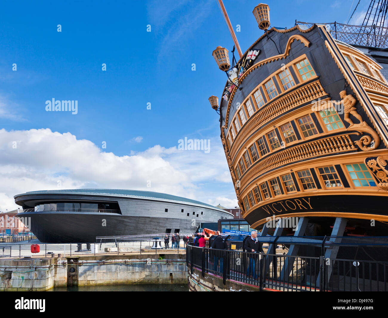Le musée Mary Rose et la victoire HMS dans le chantier naval historique de Portsmouth Portsmouth Hampshire Angleterre GB Europe Banque D'Images