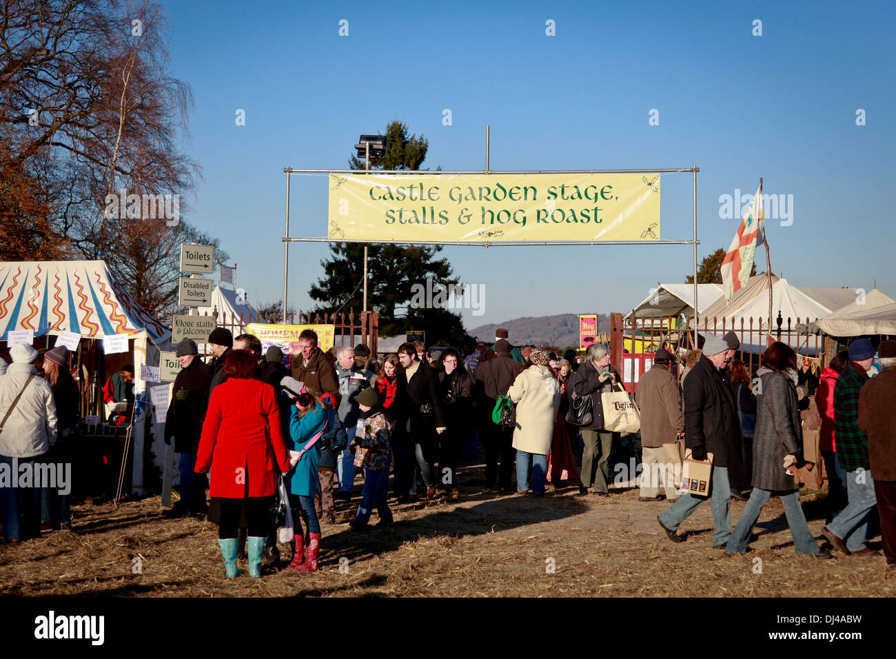 La foule assistant à la foire d'hiver de l'époque médiévale au château de Ludlow, Shropshire Banque D'Images