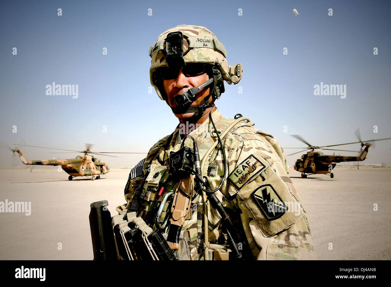 Le Lieutenant-colonel de l'armée américaine Gilbert Roldan observe des recrues de la police uniforme afghane le 23 octobre 2013 à base multinationale Tirin Kot, province d'Uruzgan, en Afghanistan. Banque D'Images