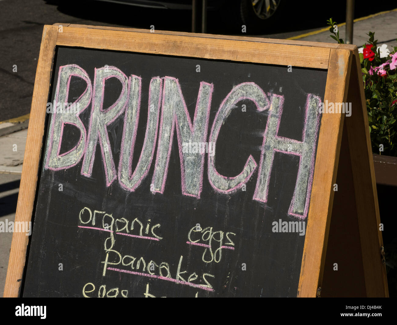 Trottoir Menu Brunch ardoise, NYC Banque D'Images