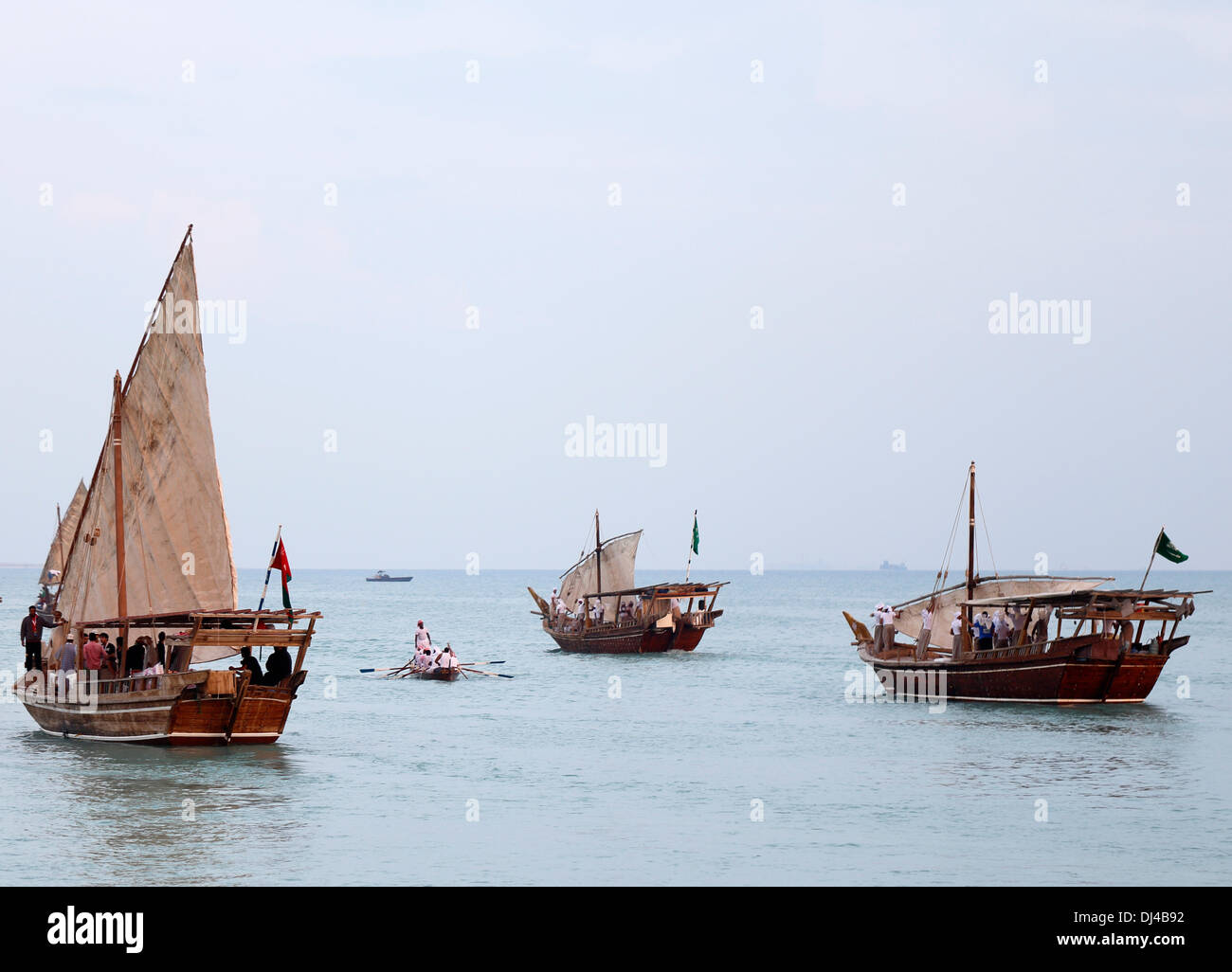 Doha, Qatar, Nov 21, 2013 : les dhows à partir de l'Oman et l'Arabie saoudite sous voiles au crépuscule sur le troisième jour de la 3ème dhaw traditionnel festival tenu à Katara cultural village dans la région de la baie de l'ouest de la capitale du Qatar. Credit : Art du voyage/Alamy Live News Banque D'Images