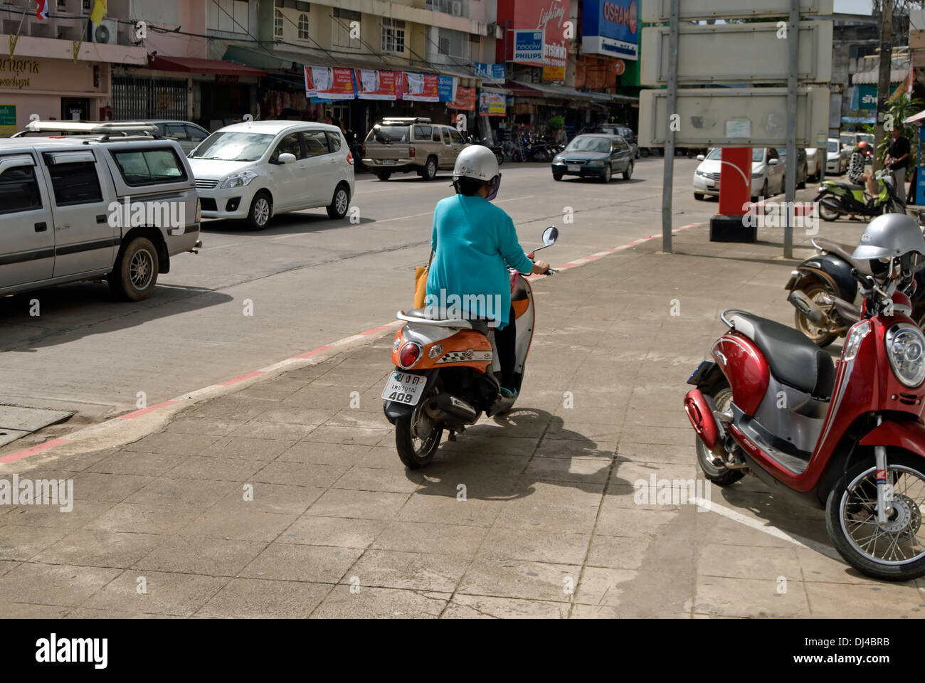 Femme conduit une moto sur la chaussée en Thailande, phetchabun Banque D'Images