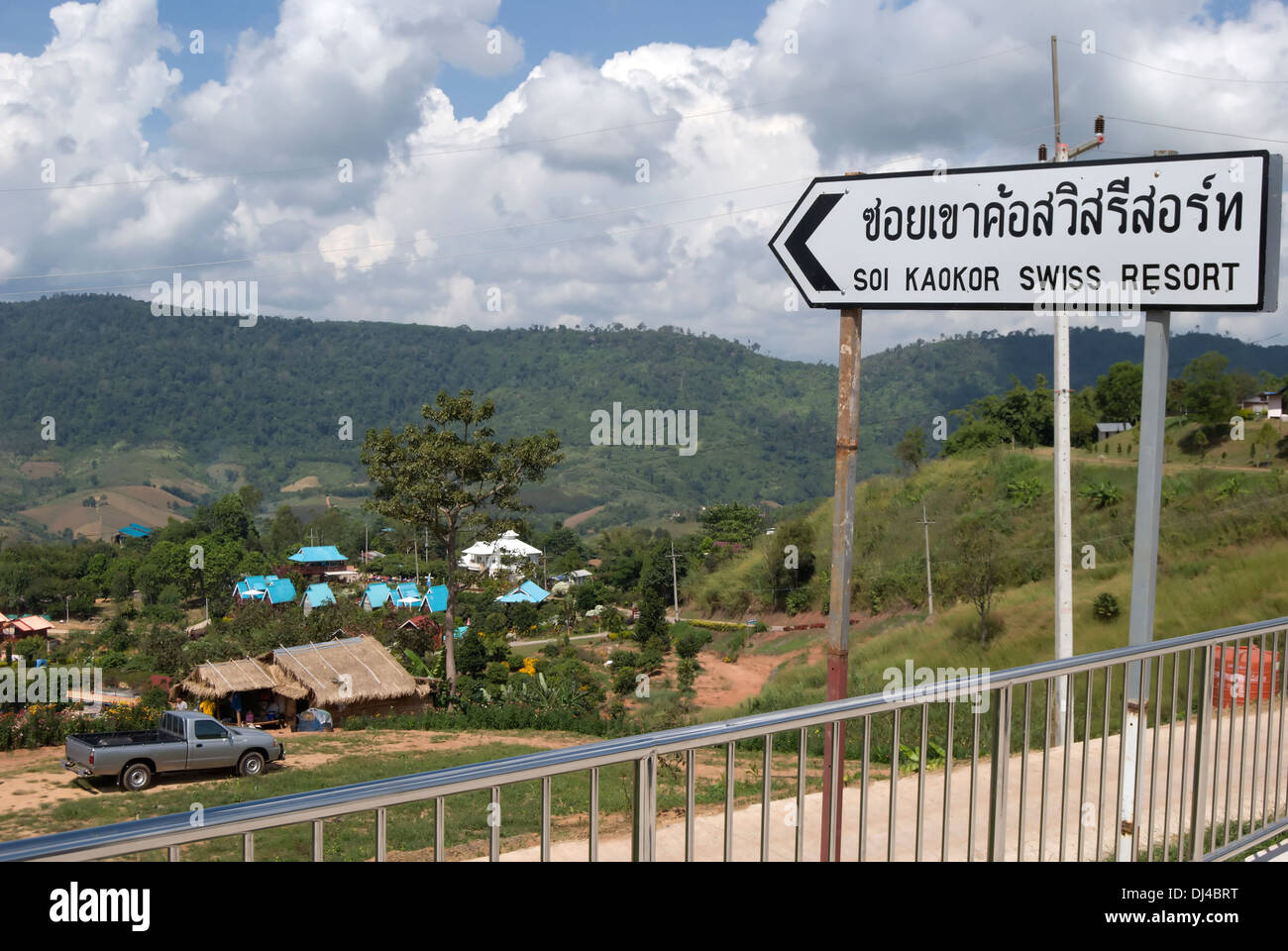 Affiche bilingue pour kaokor di resort, dans le collines de Phetchabun, Thaïlande, un domaine dit qu'ils ressemblent à la Suisse Banque D'Images
