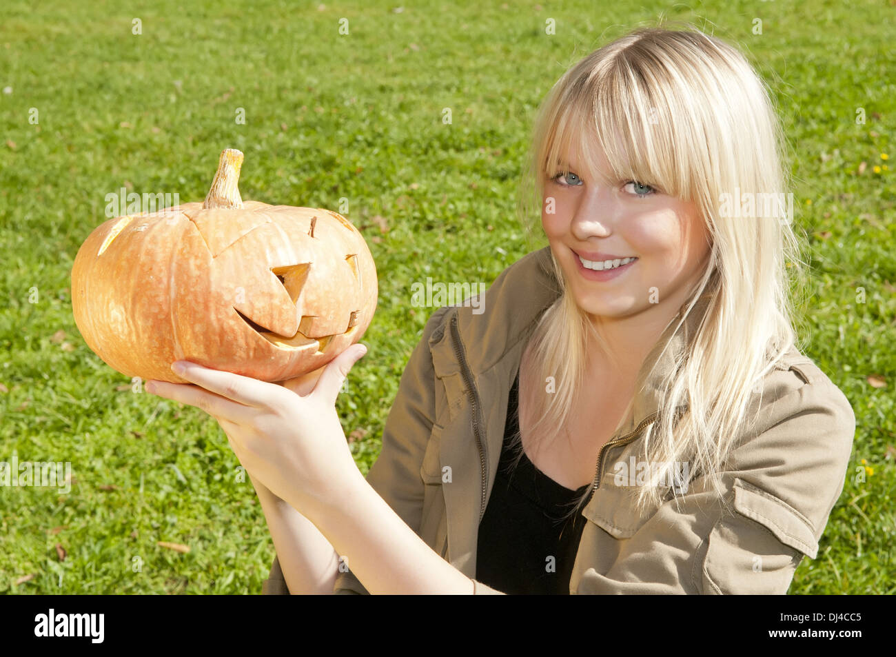 Jeune femme avec citrouille halloween Banque D'Images