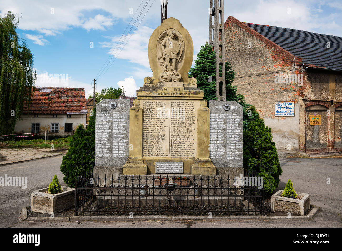 Français - Polish WW1 et WW2 war memorial stone, anciennement Schmitsch, donnée, l'Allemagne, maintenant Scmicz, Voïvodie d'Opole, Pologne Banque D'Images