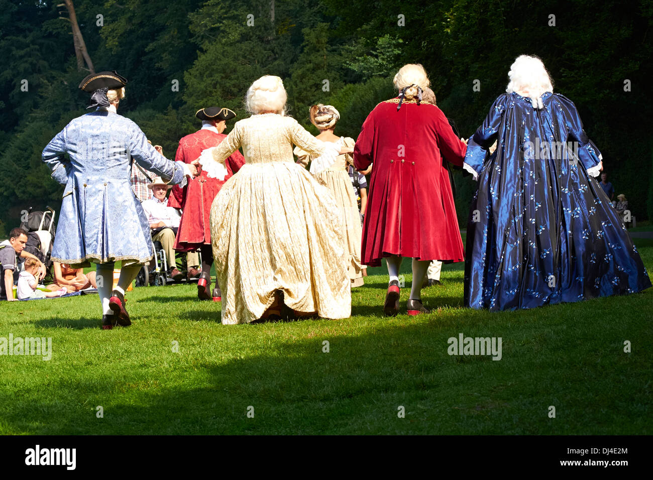 Danse géorgien sur une pelouse sur un jour d'été. Banque D'Images