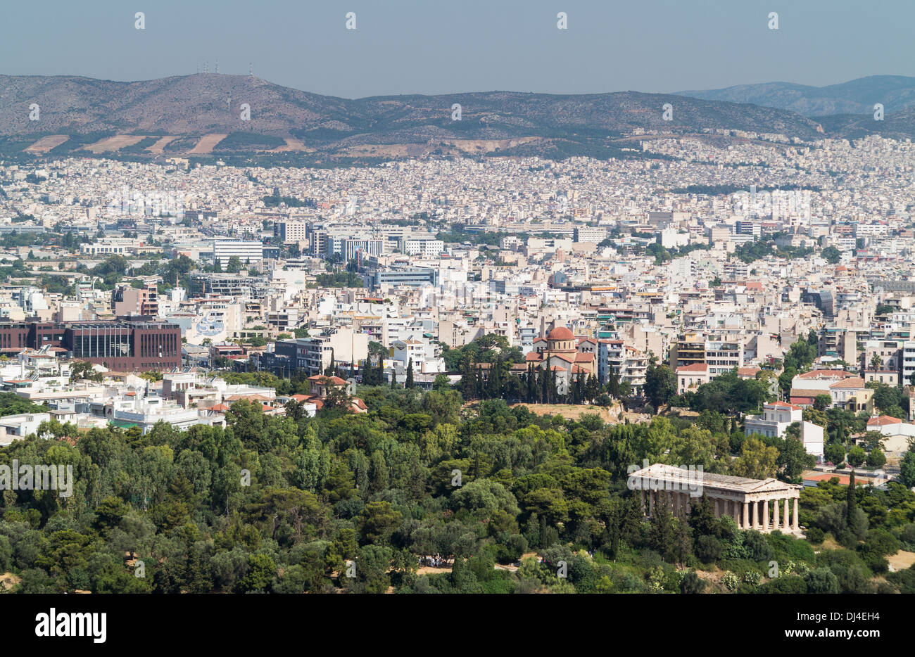 De l'acropole d'Athènes avec le Temple d'Héphaïstos dans l'avant-plan Banque D'Images