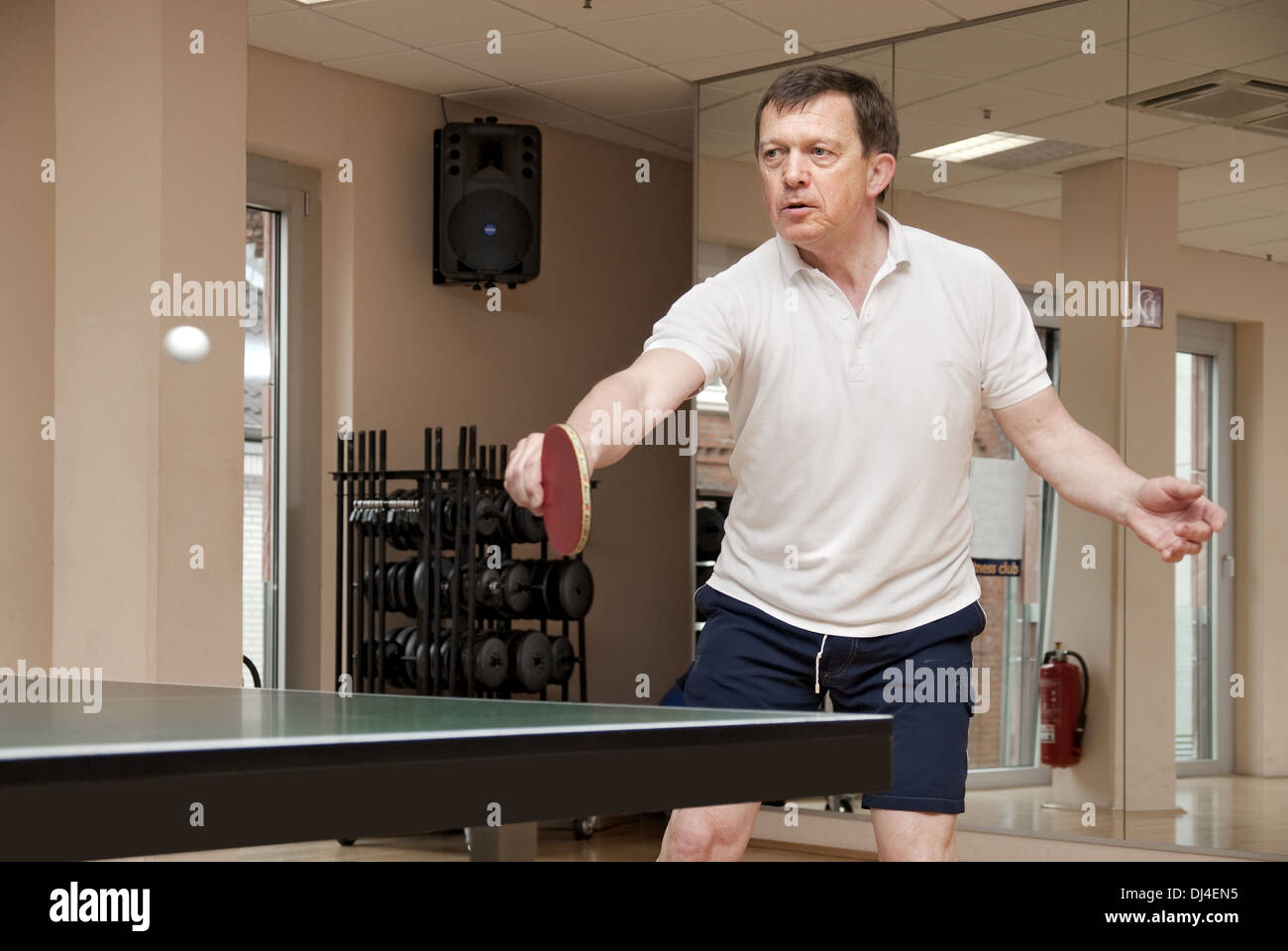 Les joueurs de tennis de table dans le jeu sauvé Banque D'Images