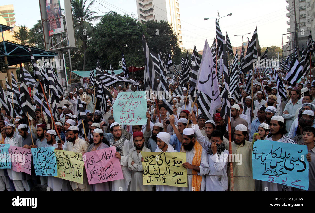 Karachi, Pakistan . 21 nov., 2013. (Partisans du Jamiat Ulema-e-Islam (JUI), un parti politique et religieux, le chant des slogans au cours d'une manifestation dans le sud du port pakistanais de Karachi ville le 21 novembre 2013, à la suite des affrontements sectaires de Rawalpindi. JUI sympathisants ont manifesté contre une attaque contre une mosquée, le 15 novembre 2013, à Rawalpindi après des affrontements sectaires ont éclaté pendant un Muharram procession. (Xinhua/Arshad) Credit : Xinhua/Alamy Live News Banque D'Images