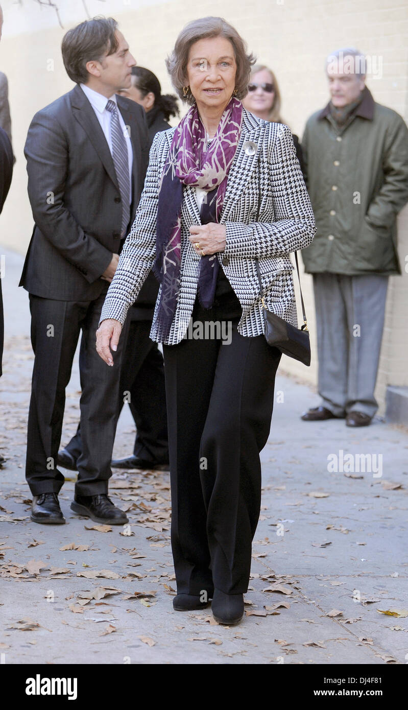 South Bronx, NY, USA . 20 nov., 2013. Sa Majesté la Reine Sofia d'Espagne visites Middle School South Bronx (MS-223) Le 20 novembre 2013 à New York. Dpa : Crédit photo alliance/Alamy Live News Banque D'Images