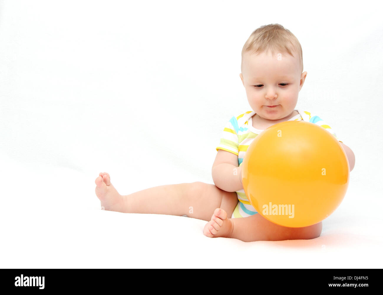 Petit bébé avec ballon Banque D'Images