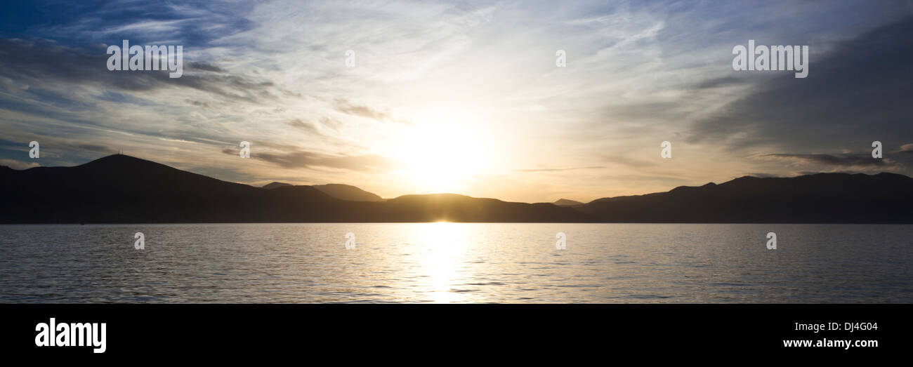 Lever du soleil sur l'île de Kastos dans la mer Ionienne Banque D'Images