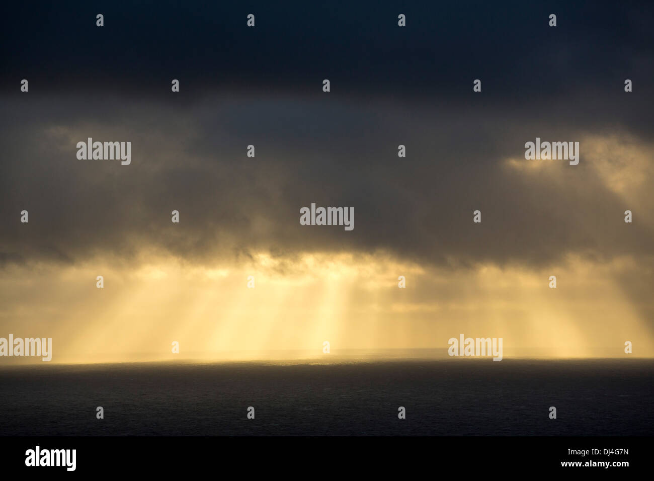 Soleil et gratuites au cours de tempêtes de vent au coucher du soleil au large de Stoer de Assynt, Écosse, Royaume-Uni. Banque D'Images