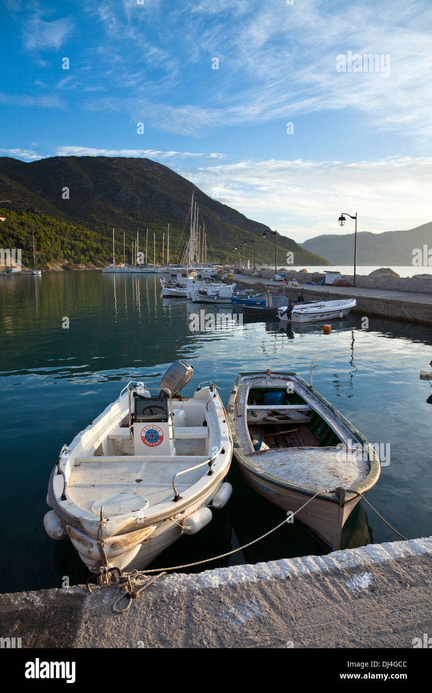 Les bateaux et les yachts dans le port de Milies dans la mer Ionienne Banque D'Images