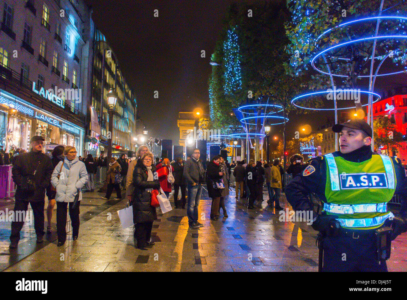 Paris, France, People Walking, Shopping, on the Avenue Champs Elysees  Guerlain Perfume Store Front, busy street shop, streets of Paris shops  centre Stock Photo - Alamy