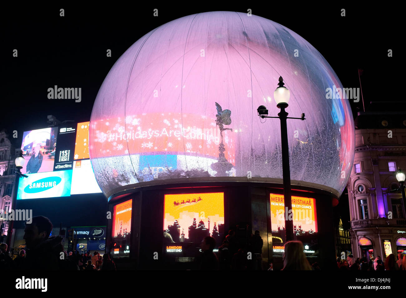 Statue de Eros dans Piccadilly Circus, Londres convertie en dôme de neige géantes. Banque D'Images