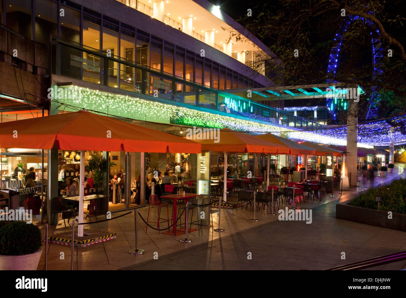 Cafe/restaurants et le London Eye, le Southbank, Londres, Angleterre Banque D'Images