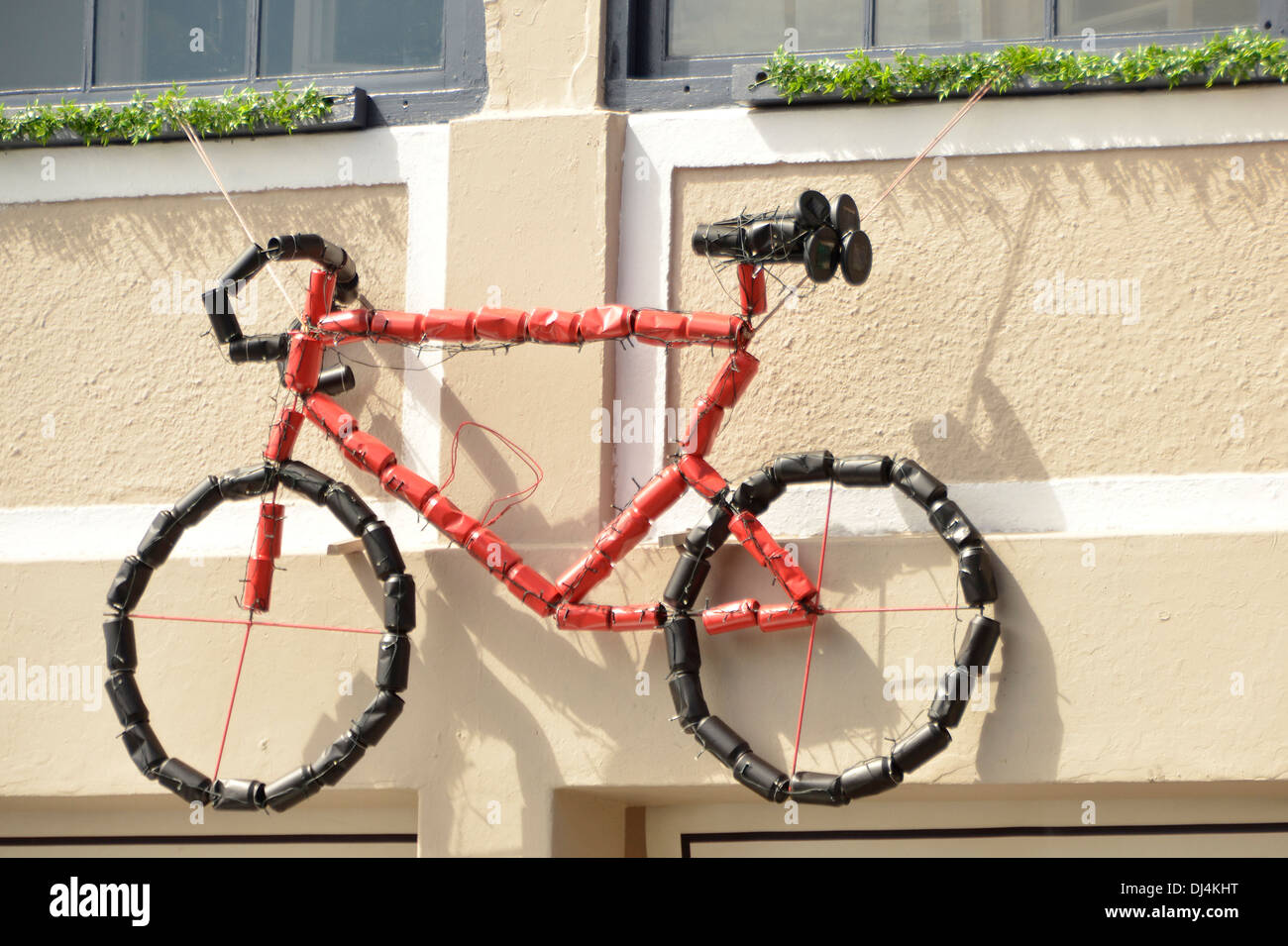 Incroyable mini vélo motorisé fabriqué avec des canettes de soda et des  matériaux recyclables 