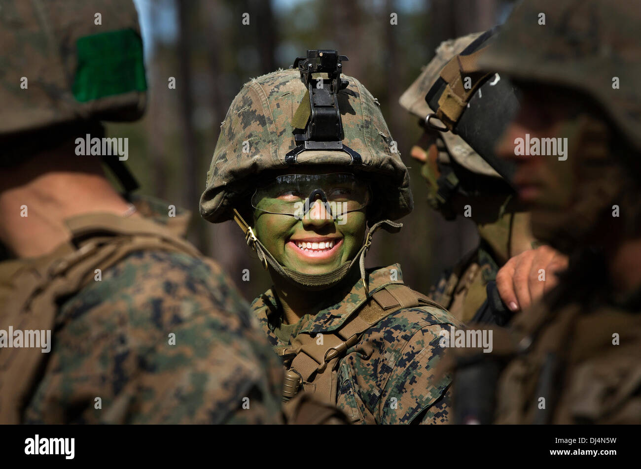 La FPC. Christina Fuentes Monténégro lors de l'exercice d'entraînement intégré sur le terrain d'infanterie le 15 novembre 2013 au Camp Geiger, N.C. Le Monténégro est l'une des trois femmes Marines d'être les premières femmes à obtenir un diplôme de formation d'infanterie le 21 novembre 2013. Banque D'Images