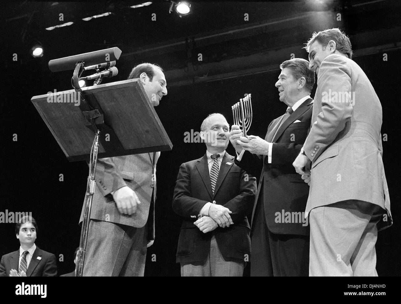 Le président Ronald Reagan à un centre communautaire juif du Maryland au cours d'une célébration de Hanoukka en 1983. Photo par Janet Porter Fiérement Banque D'Images