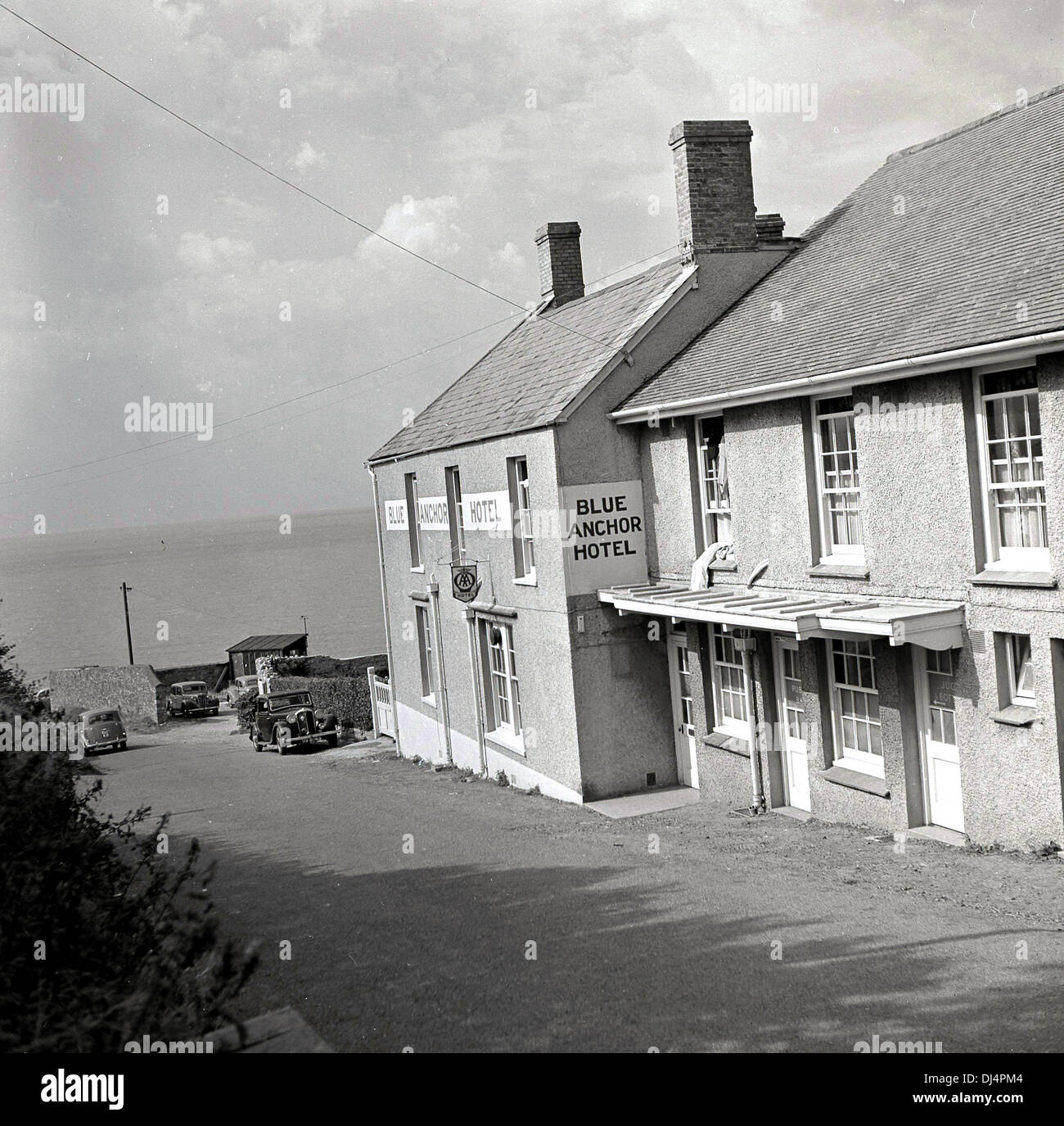 Photo historique,1950, l'extérieur de l'hôtel Blue Anchor, Minehead, Somerset, England, UK, situé sur le bord de la côte. Banque D'Images