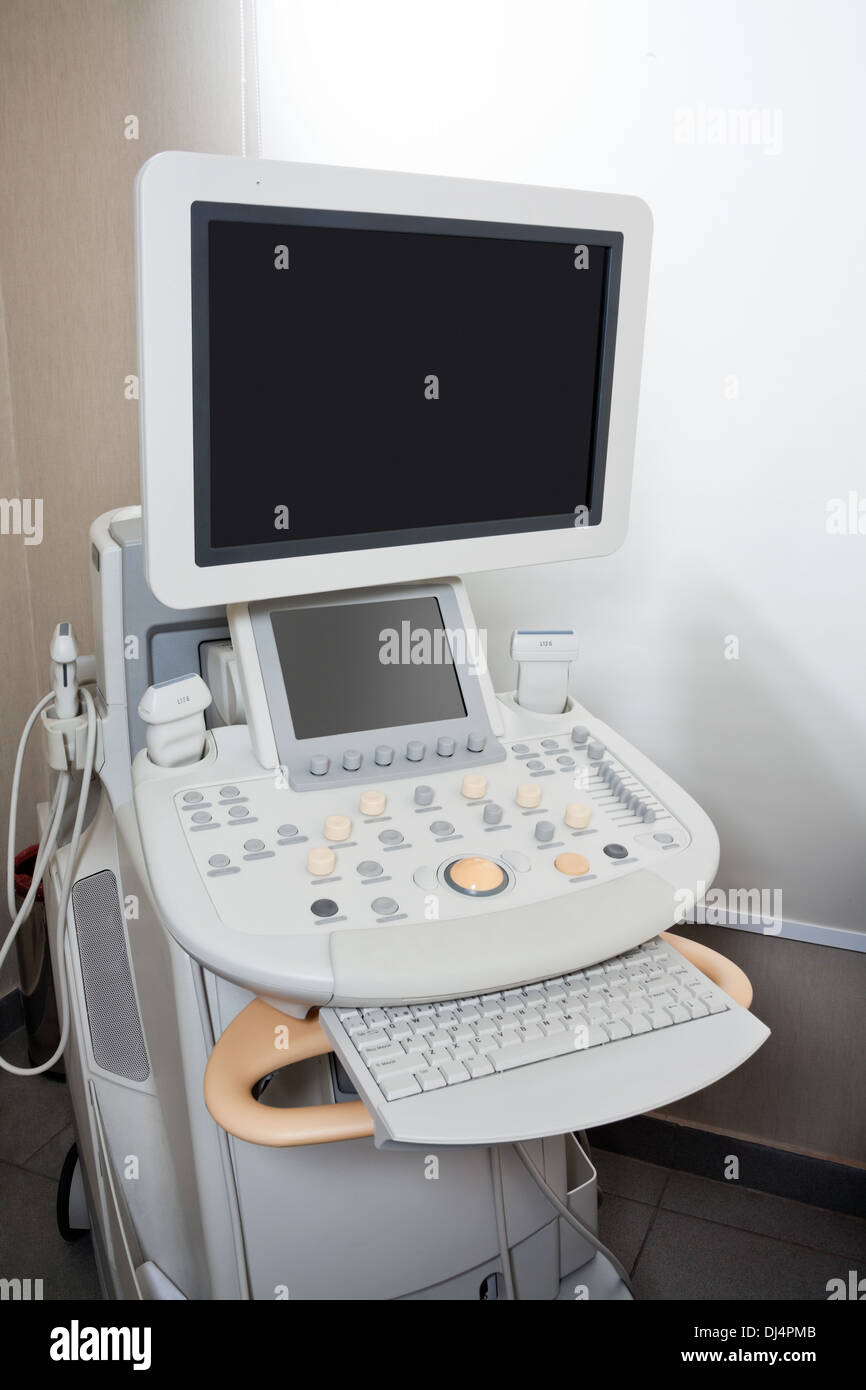 Lit D'examen Avec Machine À Scanner À Ultrasons À L'hôpital De