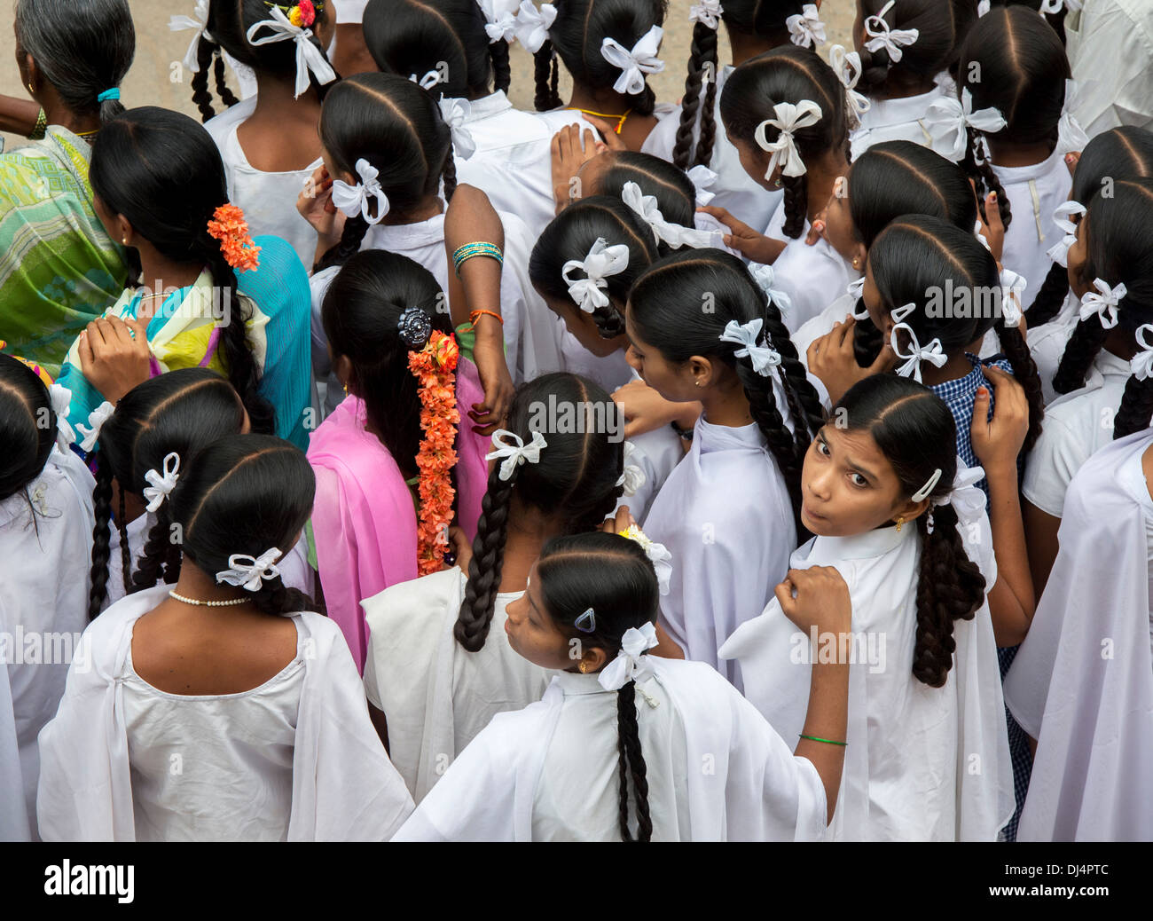 Groupe des filles de l'école indienne de regarder un défilé du festival. Puttaparthi, Andhra Pradesh, Inde Banque D'Images