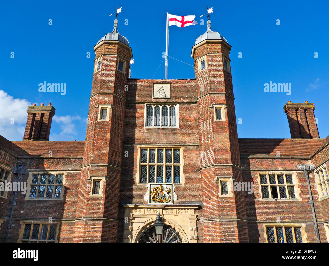 Abbot's Hospital une maison de charité jacobéen battant la croix de Saint George flag High Street Guildford, Surrey, Angleterre Banque D'Images