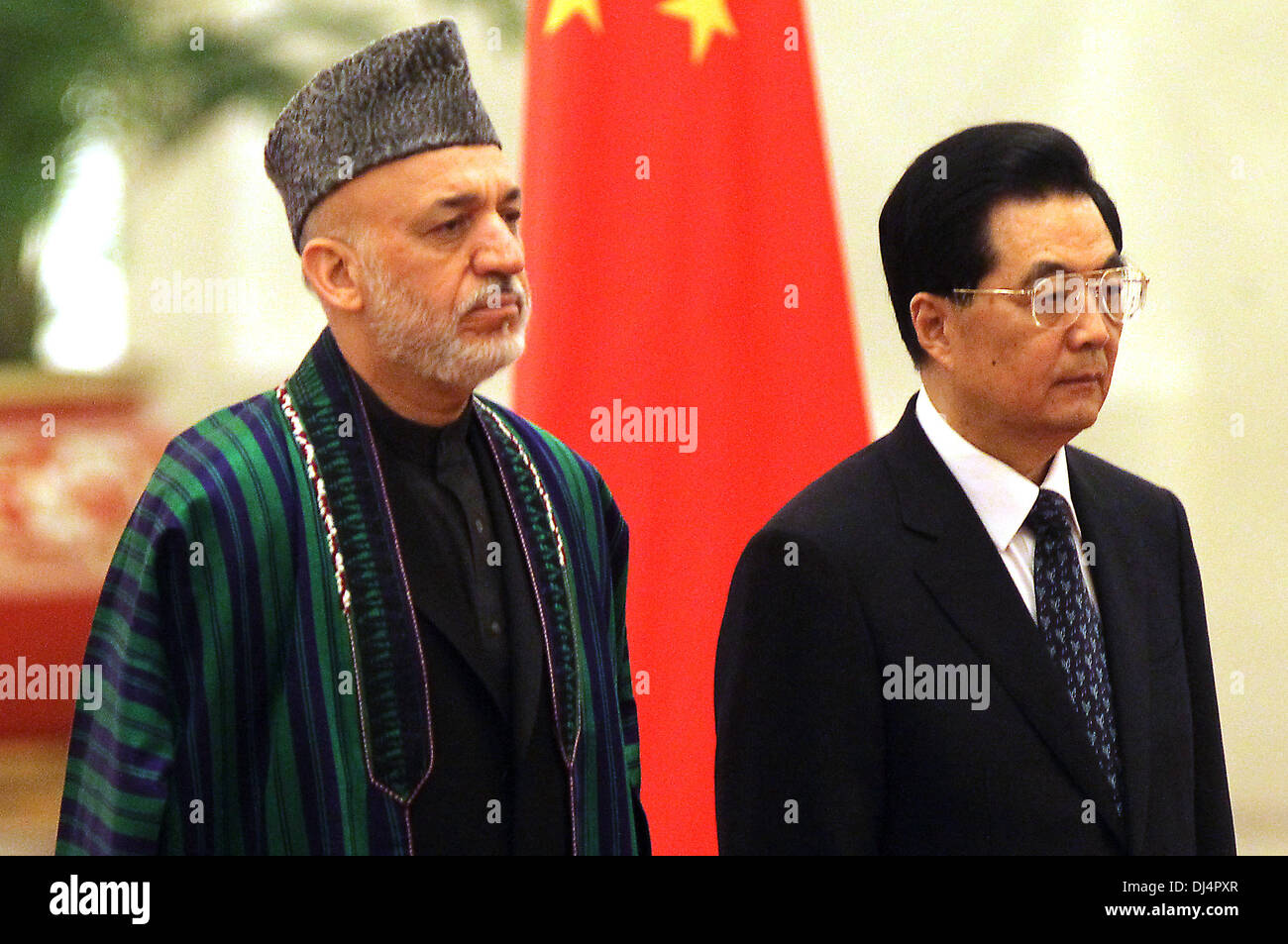 Beijing, Chine, Chine. 8 juin, 2012. Le président chinois Hu Jintao et le président afghan Hamid Karzaï, assister à une cérémonie d'accueil dans le Grand Hall du Peuple à Beijing le 8 juin 2012. Hu a dit à Karzaï le vendredi que la Chine fournira des ''sincere et désintéressé de l'aide'' pour l'Afghanistan, a accueilli le pays à devenir un observateur à un bloc de sécurité régionale ancrée par Pékin et Moscou. © Stephen Shaver/ZUMAPRESS.com/Alamy Live News Banque D'Images