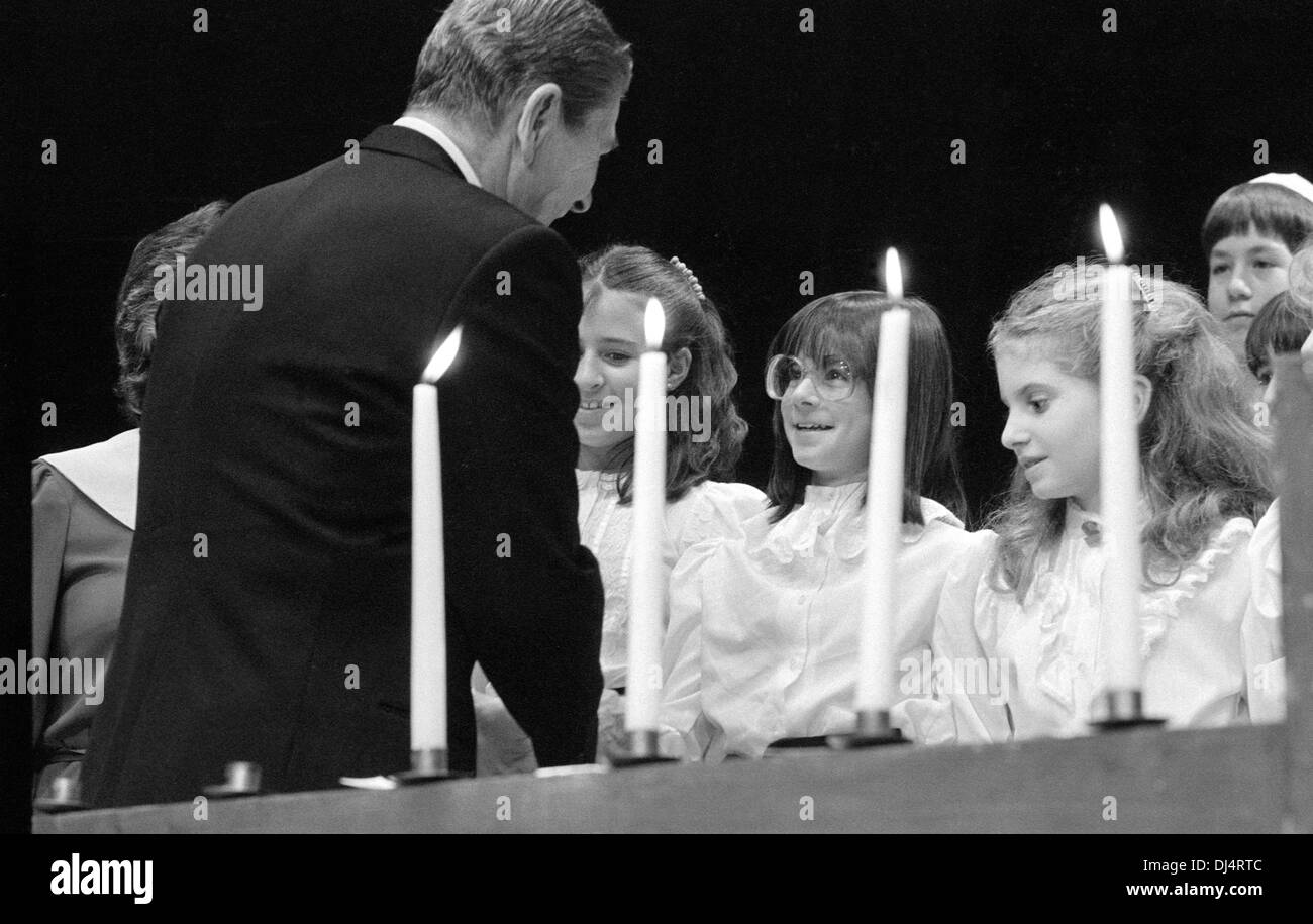 Le président Ronald Reagan à un centre communautaire juif du Maryland au cours d'une célébration de Hanoukka en 1983. Photo par Janet Porter Fiérement. Banque D'Images