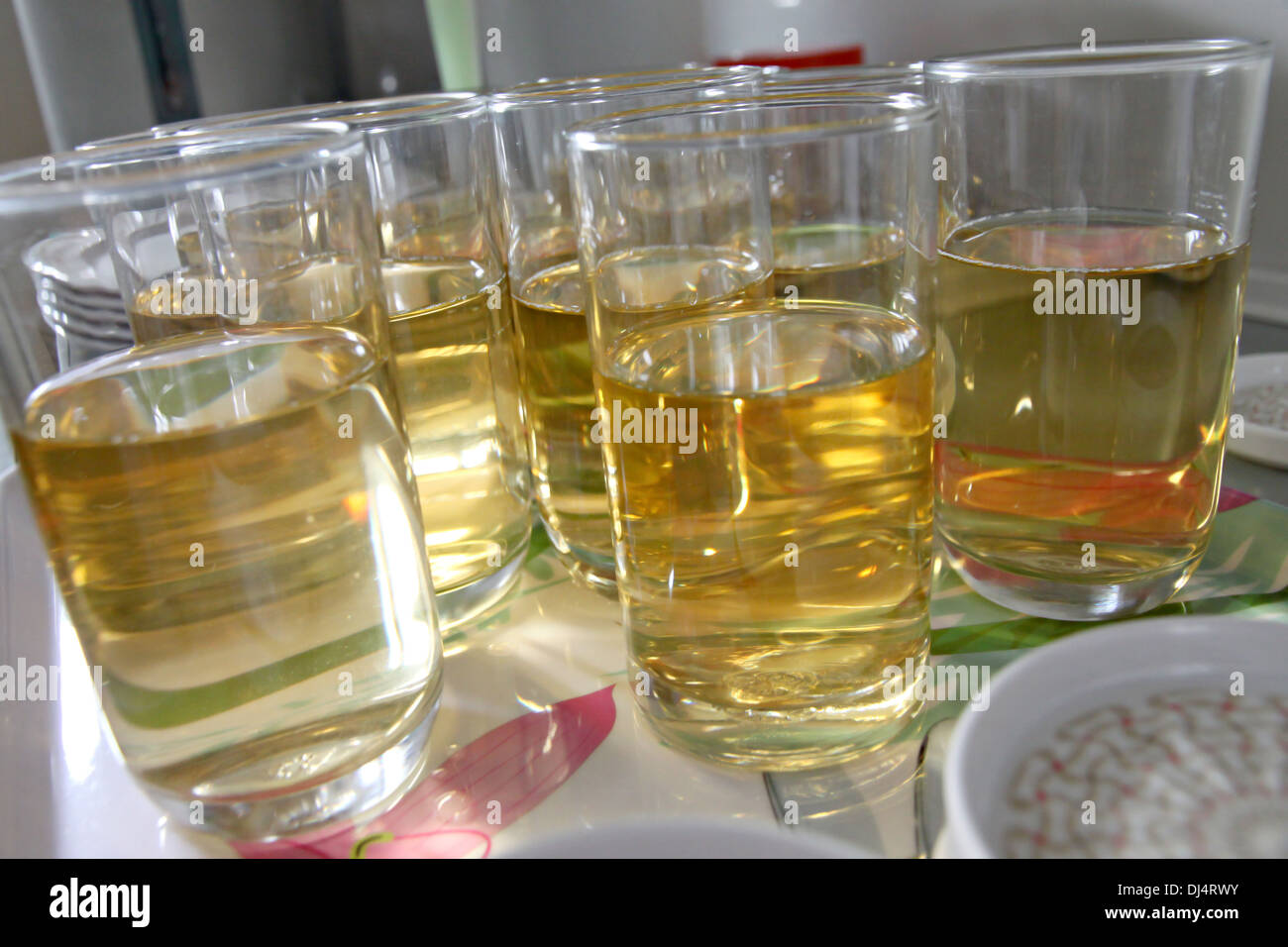 La photo de l'alcool dans un grand nombre de verre, dans le parti. Banque D'Images