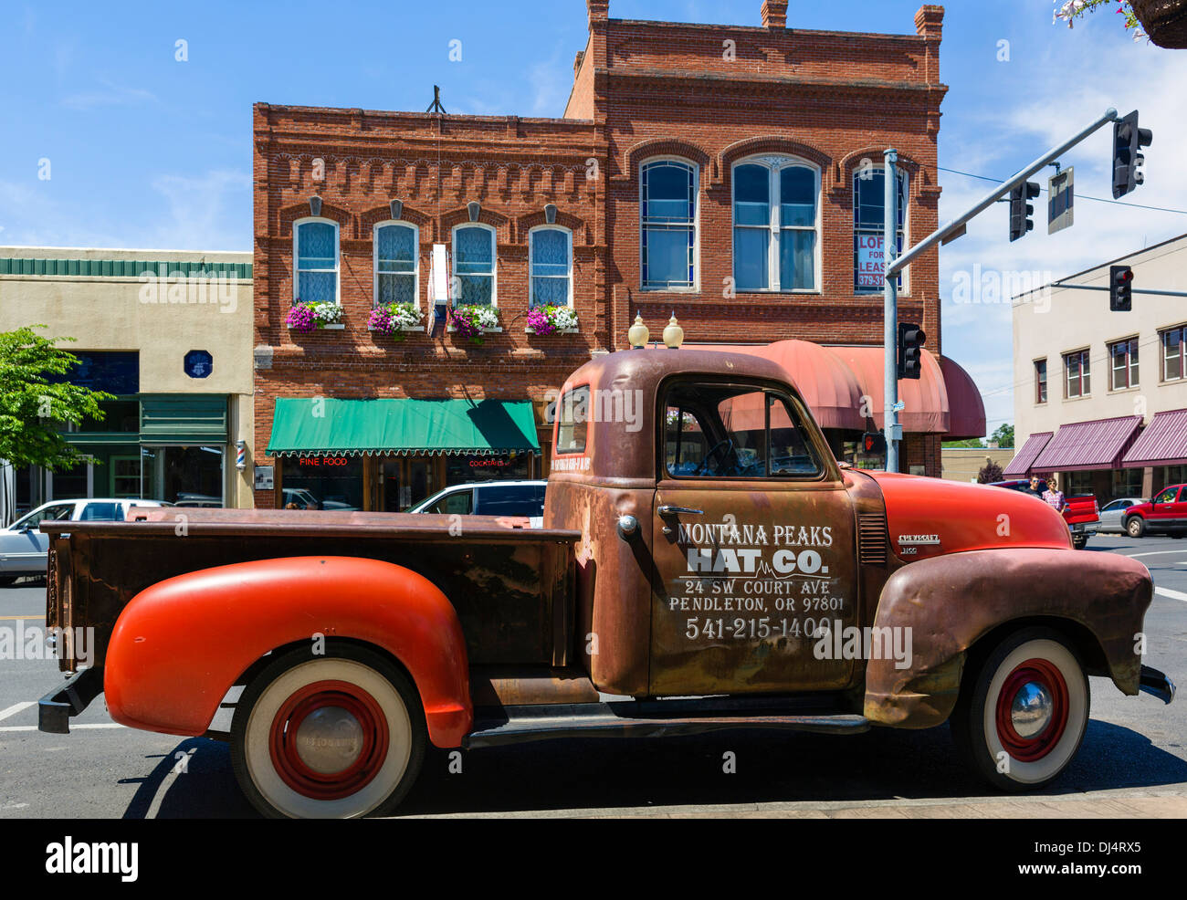 Vieux camion Chevrolet Advance Design 3100 sur la rue Main, au centre-ville de Pendleton, Oregon, USA Banque D'Images