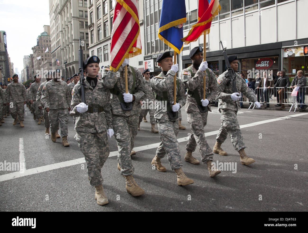 Défilé de jour de vétérans de la 5ème Avenue à New York le long de plus de 5 réagissant tardivement heures. Nous, membres de la réserve de l'Armée Banque D'Images