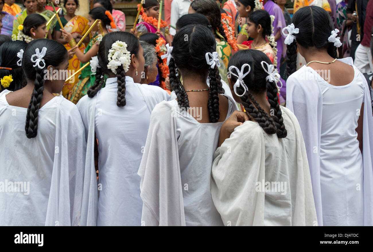 Groupe des filles de l'école indienne de regarder un défilé du festival. Puttaparthi, Andhra Pradesh, Inde Banque D'Images