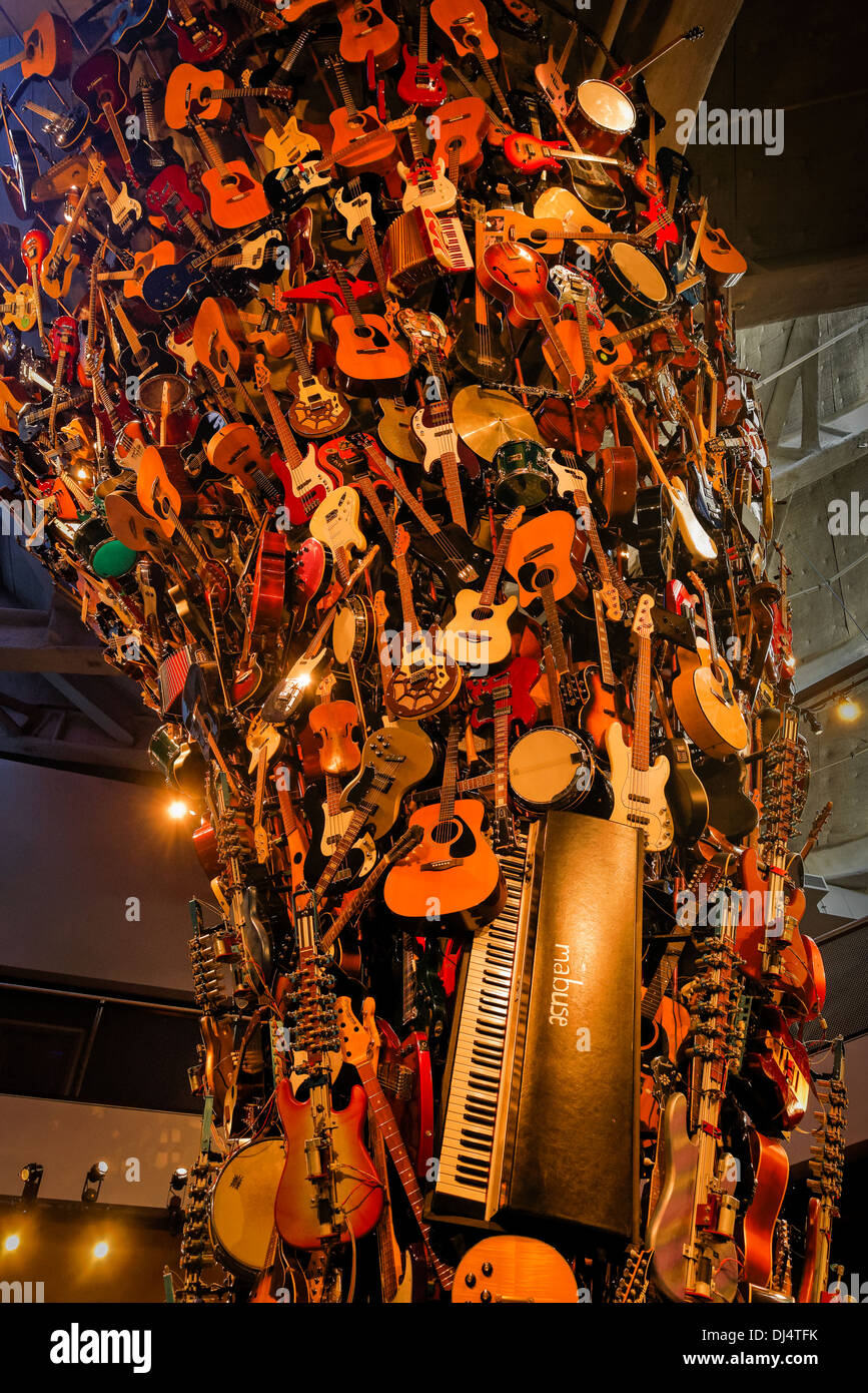 Trimpin la sculpture, "SI VI EST IX : racines et branches' de guitares et autres instruments de musique Banque D'Images