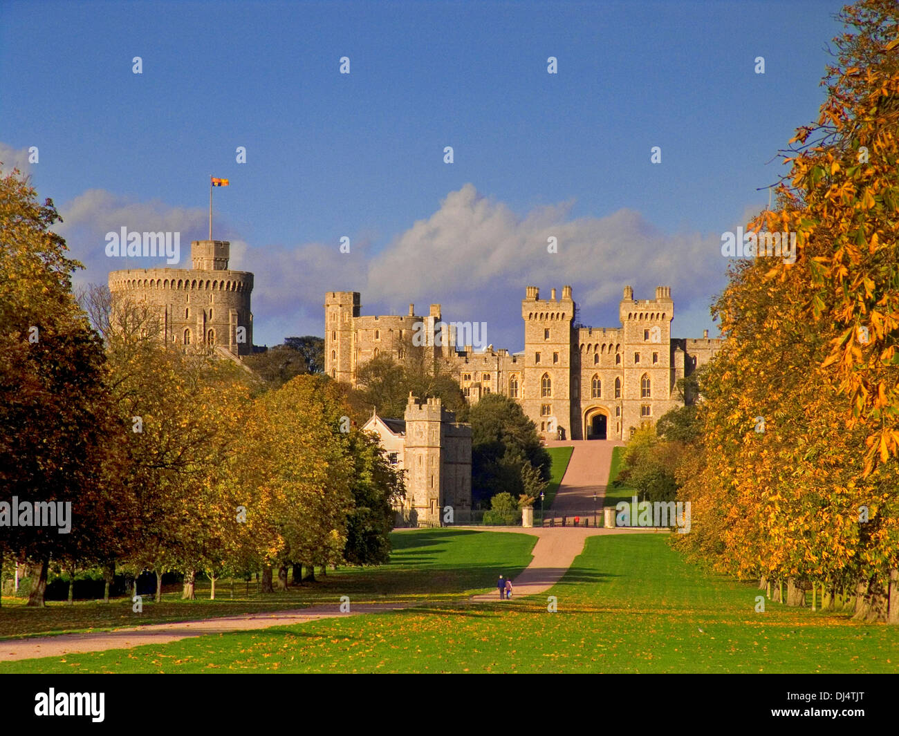 Château de Windsor arborant le drapeau Royal Standard, vu en bas de la longue marche d'automne avec des marcheurs dans la couleur de la saison automnale Berkshire UK Banque D'Images