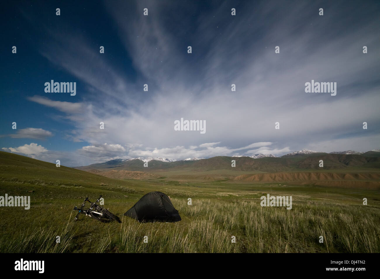 Dans les montagnes de tente sous étoile sky Banque D'Images